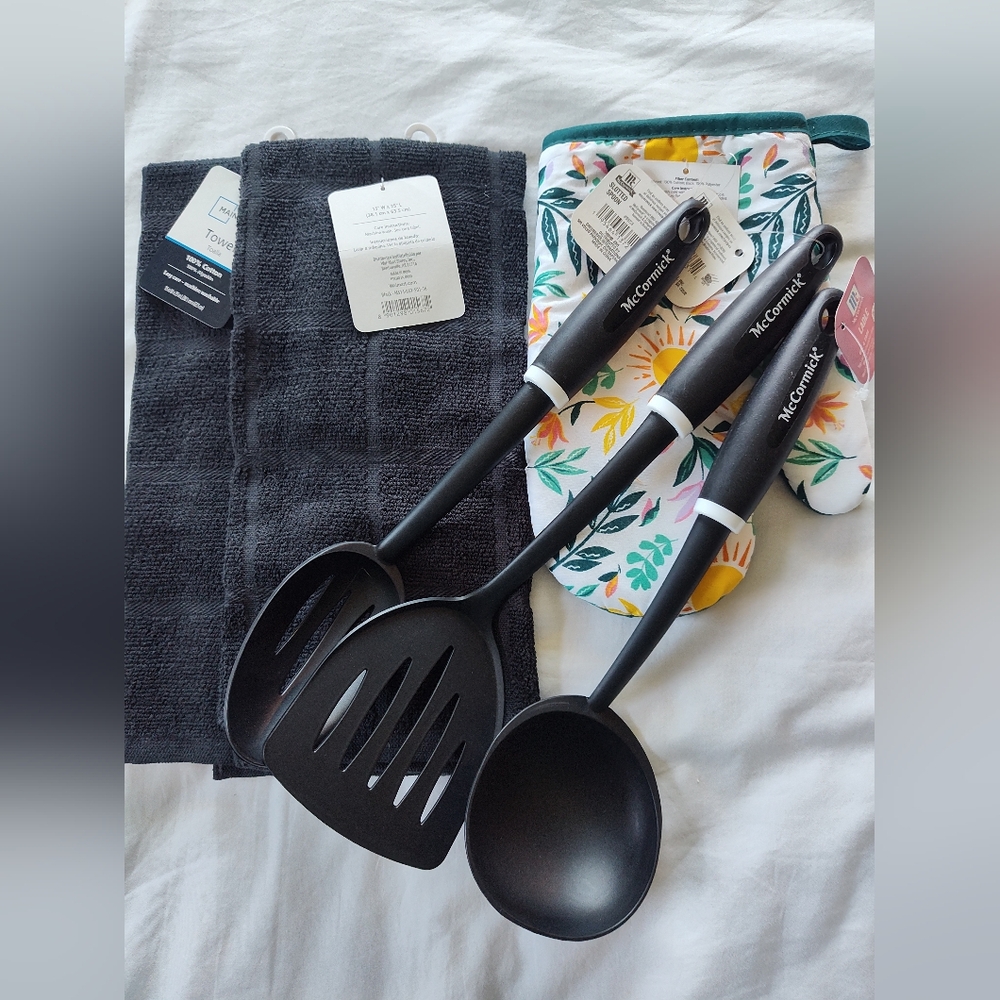 Kitchen Set (6 Pieces NWT).